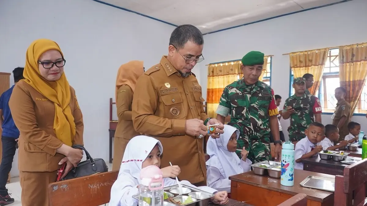 Bupati Boltara Sirajudin Lasena mengecek menu makan bergizi siswa di SDN 4 Sangkub sulutviral.info