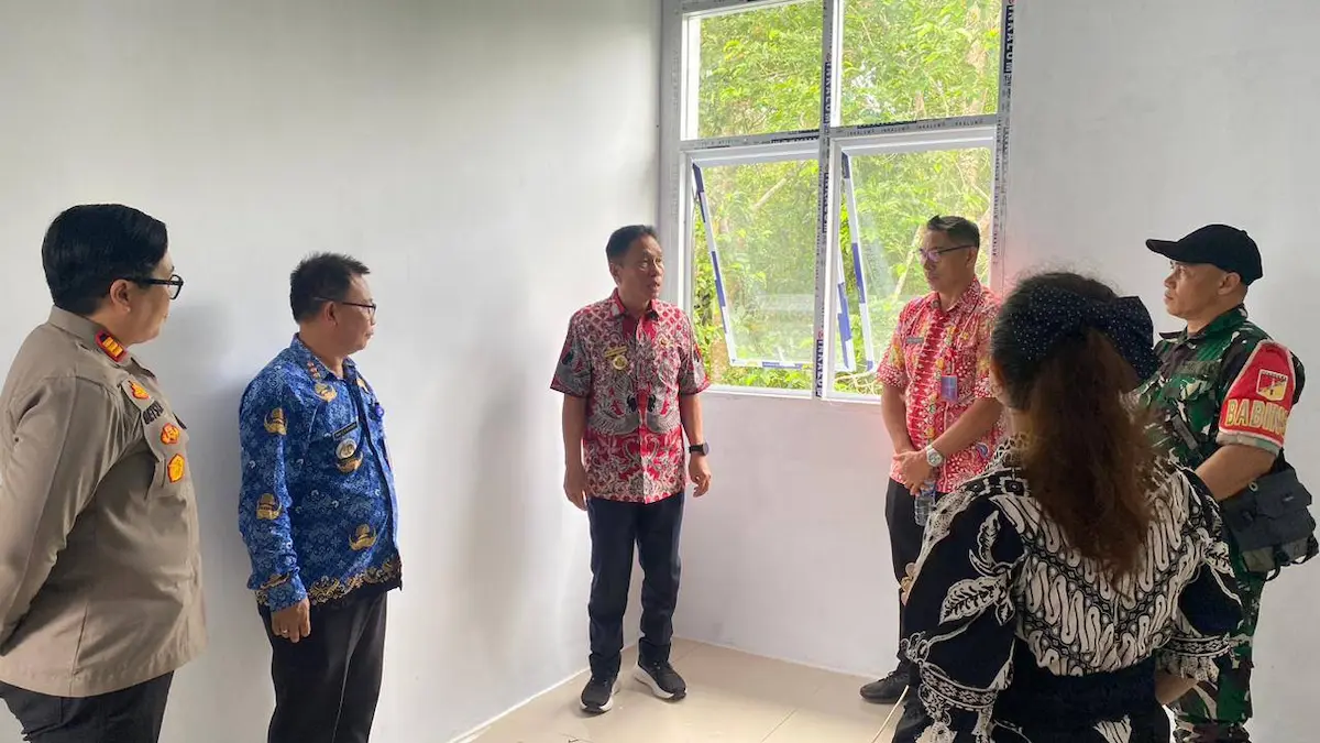 Bupati Minahasa Selatan Franky Donny Wongkar berdialog dengan jajaran Dinas Kesehatan saat meninjau ruangan Puskesmas Motoling Barat sulutviral.info