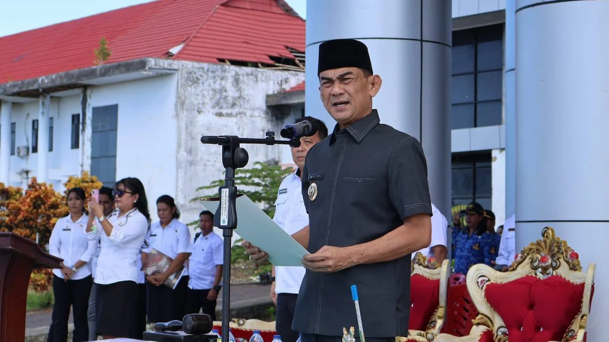 Bupati Kepulauan Talaud Welly Titah membacakan sambutan pada pelantikan PPPK paruh waktu di halaman Kantor Bupati sulutviral.info