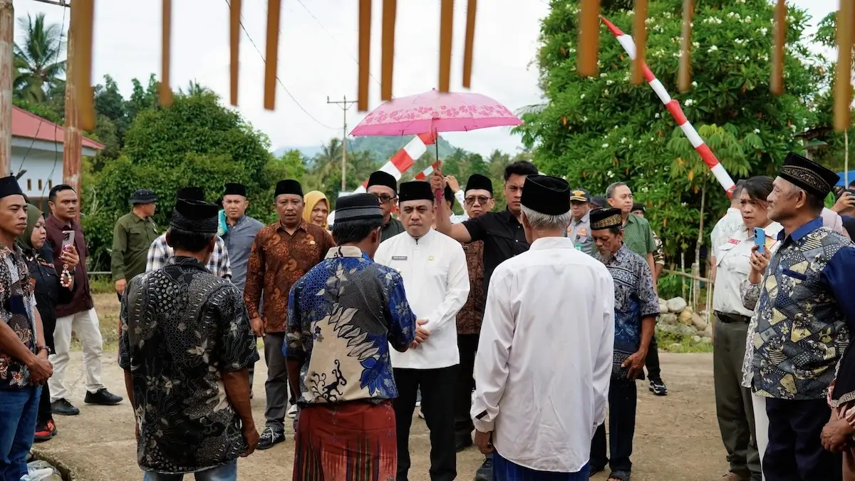 Bupati Yusra Alhabsyi disambut warga saat peresmian Masjid Darul Istiqomah Desa Pomoman Kecamatan Poigar sulutviral.info