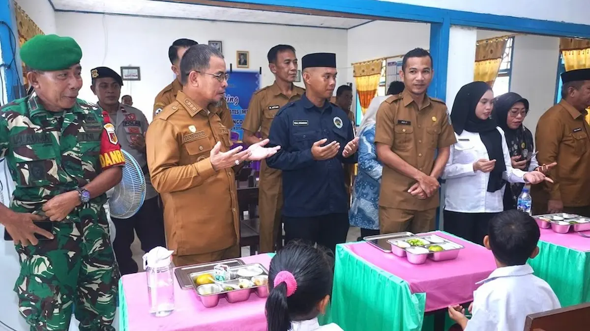 Bupati Boltara bersama TNI Polri dan siswa berdoa sebelum makan bergizi gratis di SDN 4 Sangkub sulutviral.info
