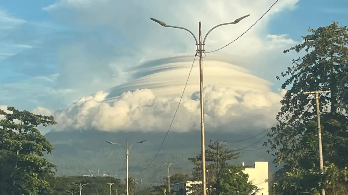 Awan unik berbentuk berlapis menyelimuti puncak Gunung Klabat
