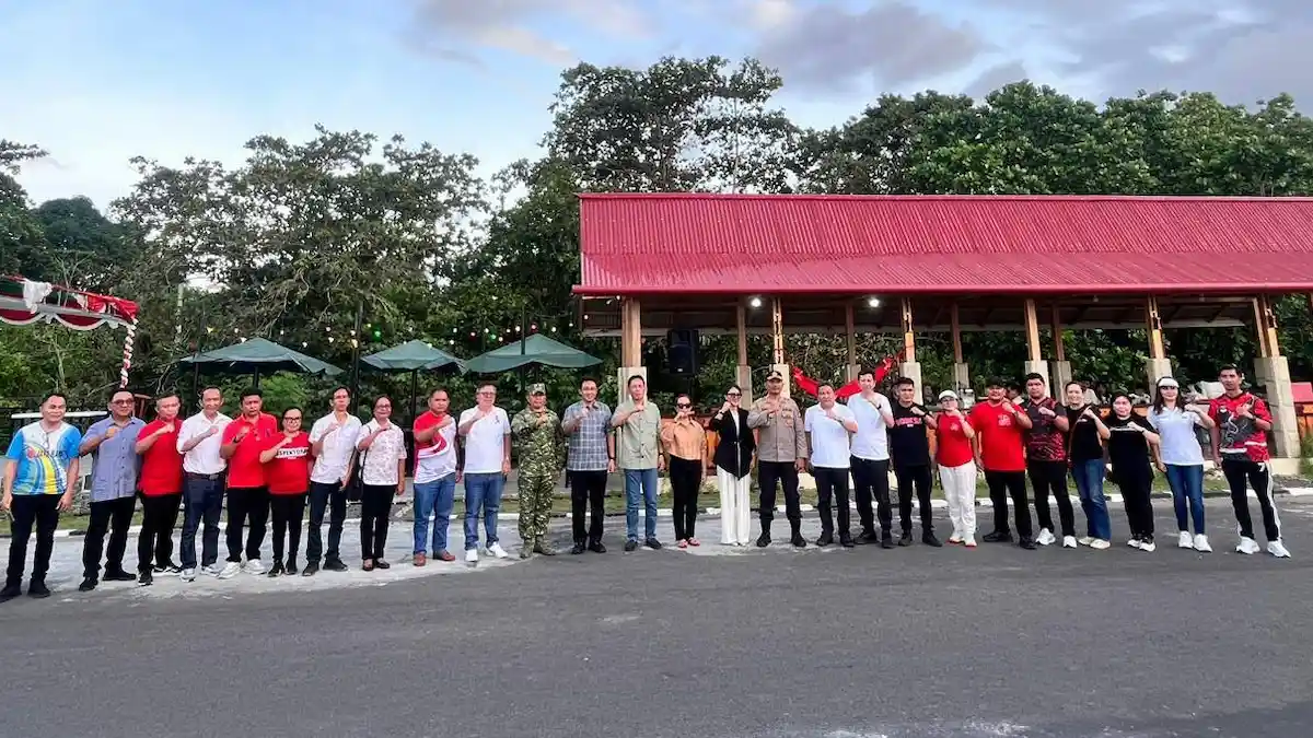 Pejabat dan Forkopimda foto bersama usai peresmian Wisata Kuliner Pantai Boulevard Amurang sulutviral.info