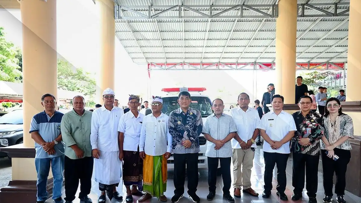 Gubernur Sulut dan jajaran foto bersama usai penyerahan ambulans untuk Desa Adat Kembang Mertha sulutviral.info