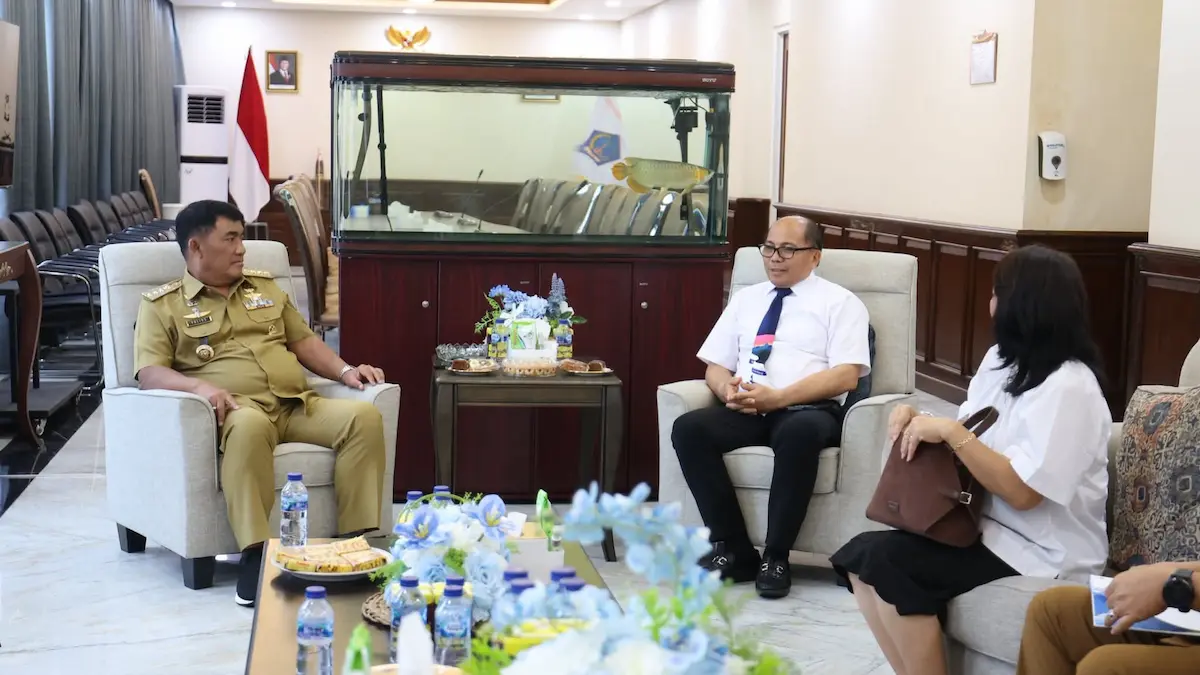 Gubernur Sulawesi Utara Yulius Selvanus Berbincang dengan Ketua Sinode GMIM di kantor Gubernur SULUT