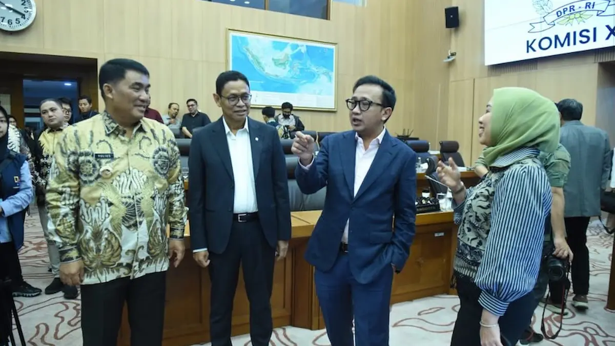Gubernur Sulawesi Utara Yulius Selvanus berdialog dengan pejabat Kementerian ESDM usai rapat dengar pendapat Komisi XII DPR RI sulutviral.info