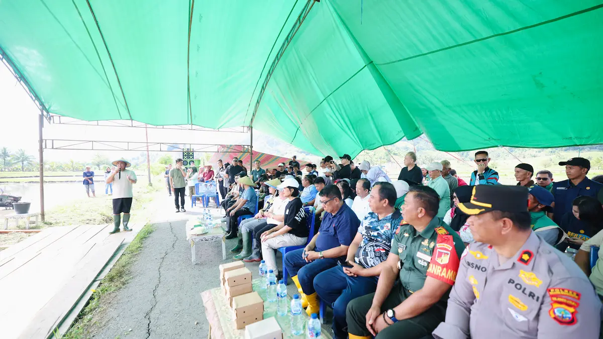 Gubernur Sulawesi Utara Yulius Selvanus Komaling menanam padi bersama petani di Desa Solog Bolmong sulutviral.info