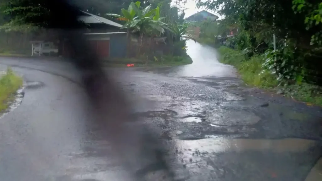 Jalan provinsi tomohon tanawangko rusak parah