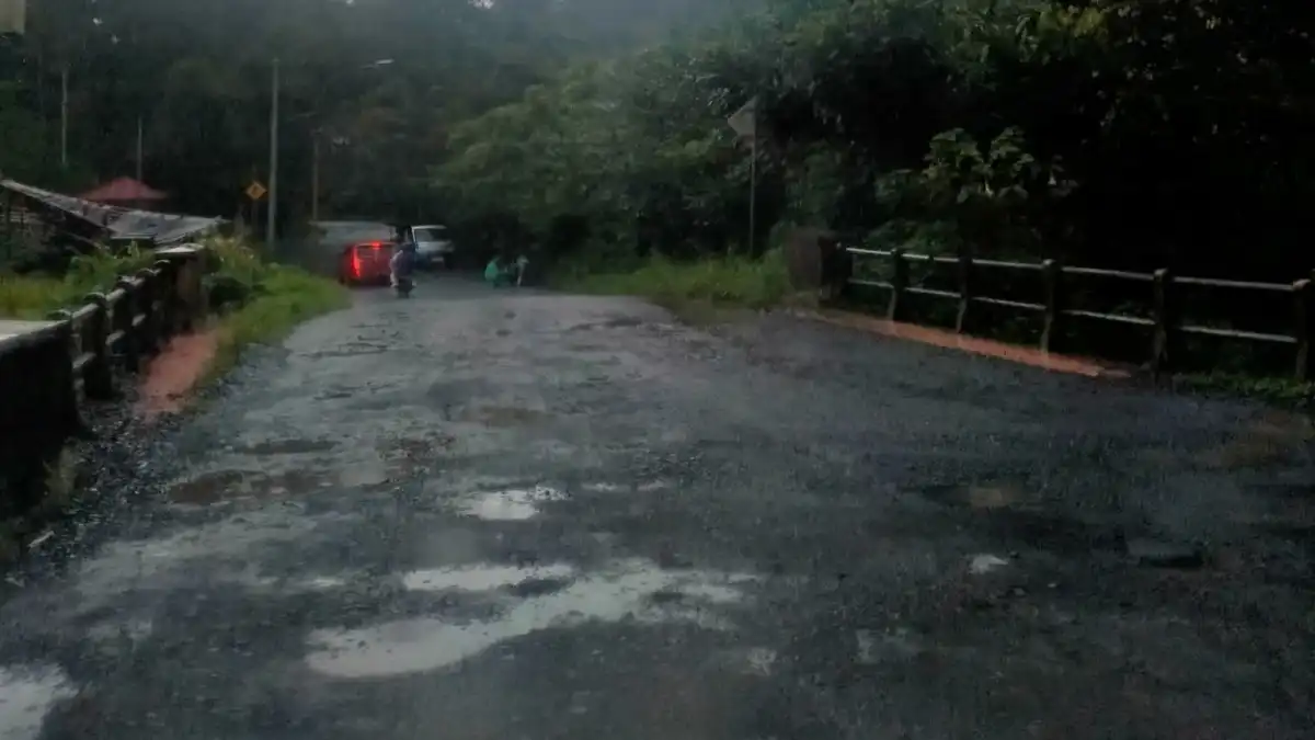 Jalan provinsi tomohon tanawangko rusak parah