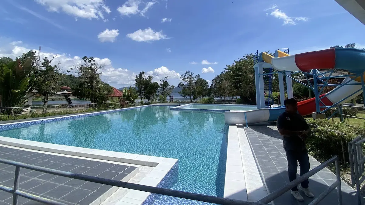 Kolam renang dan wahana air di Wisata Sumaru Endo Remboken Minahasa Sulawesi Utara sulutviral.info