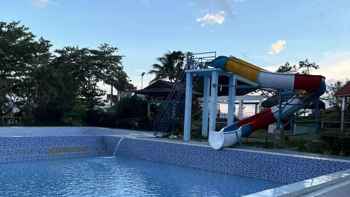 Kolam renang dan wahana seluncur di objek wisata Sumaru Endo Remboken Minahasa sulutviral.info