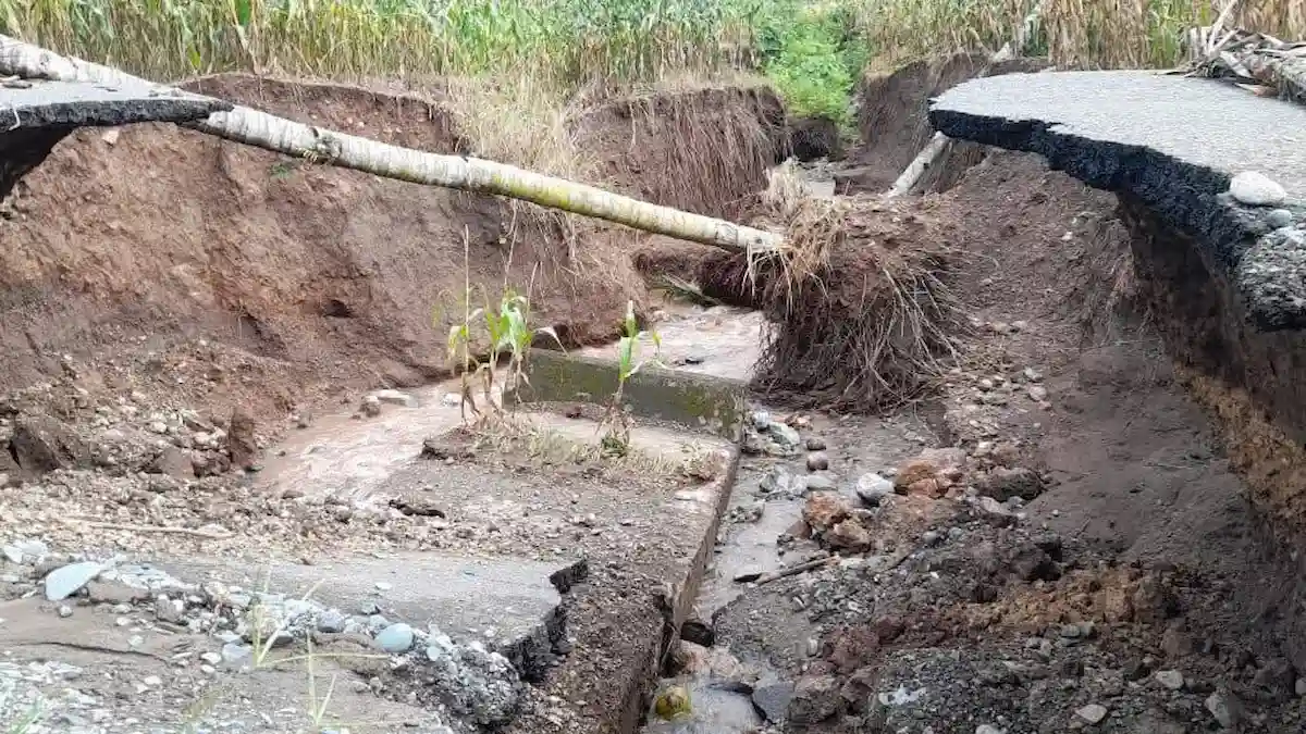 Kondisi jalan Pinogaluman Dumoga amblas di Desa Pindol Bolmong