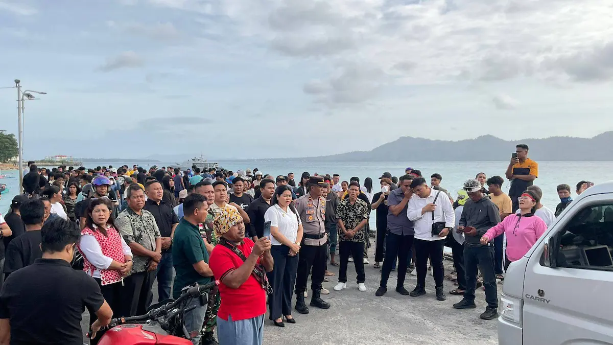 Warga Melonguane menggelar unjuk rasa di depan Markas Lanal Melonguane sulutviral.info