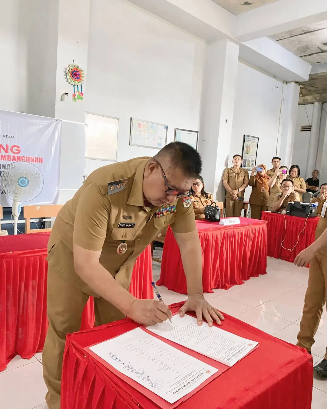 Wakil Bupati Minahasa Selatan Theodorus Kawatu menandatangani berita acara Musrenbang RKPD Kecamatan Suluun Tareran sulutviral.info