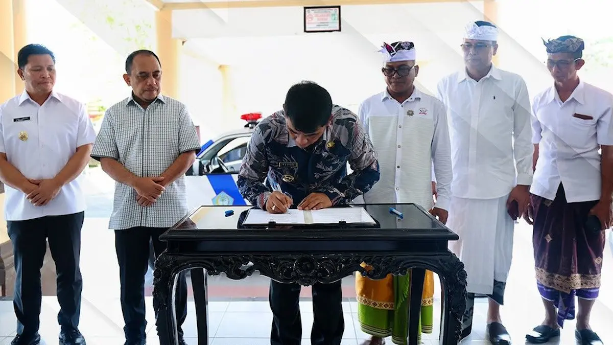 Gubernur Sulut Yulius Selvanus Komaling menandatangani berita acara penyerahan ambulans di Bolmong sulutviral.info