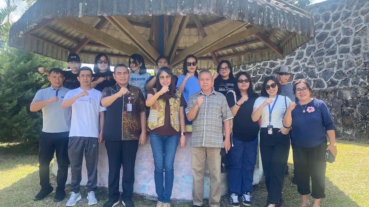 Tim dinas pariwisata berfoto bersama di kawasan wisata Sumaru Endo Remboken Minahasa sulutviral.info