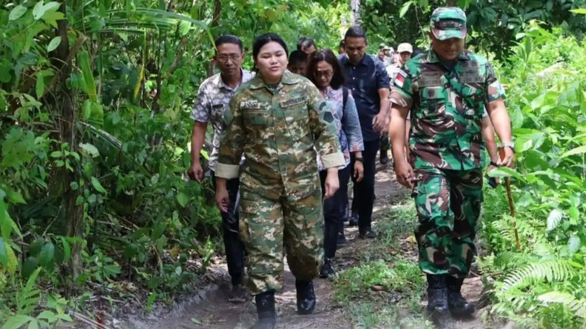 Wakil Bupati Talaud Anisya Bambungan berjalan bersama Dandim 1312 Yanuar Yudistira meninjau jalur menuju lokasi Kompi TP di Kecamatan Salibabu sulutviral.info