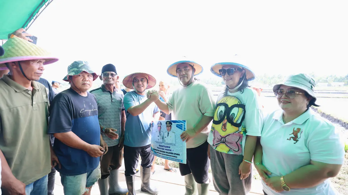 Gubernur Sulut menyerahkan bantuan traktor kepada petani Desa Solog Kabupaten Bolmong sulutviral.info
