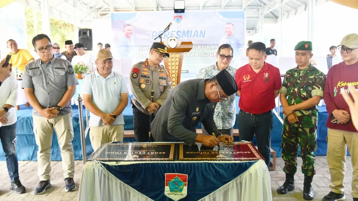 Bupati Bolaang Mongondow Timur Oskar Manoppo menandatangani prasasti peresmian Sport Center Tutuyan sulutviral.info