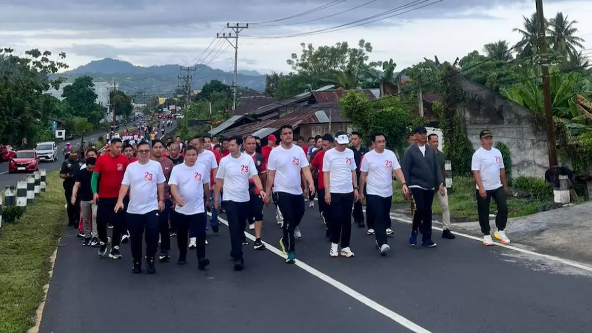 Rombongan peserta mengikuti Jalan Sehat peringatan HUT ke-23 Minahasa Selatan sulutviral.info
