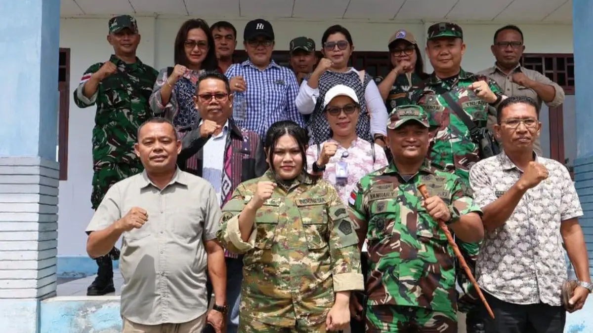 Wakil Bupati Talaud Anisya Bambungan bersama jajaran TNI dan pejabat daerah foto bersama saat peninjauan lokasi Kompi TP di Salibabu Kepulauan Talaud sulutviral.info