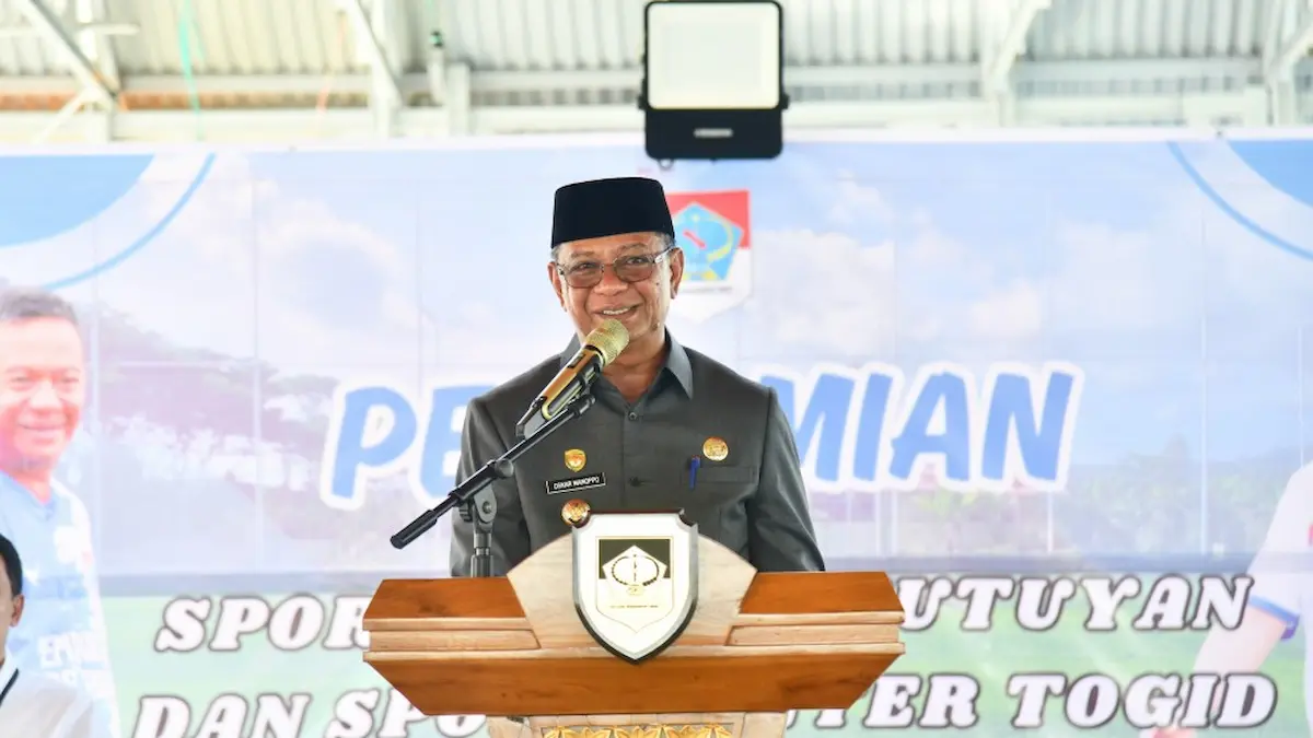 Bupati Boltim Oskar Manoppo memberi sambutan pada peresmian Sport Center Tutuyan sulutviral.info