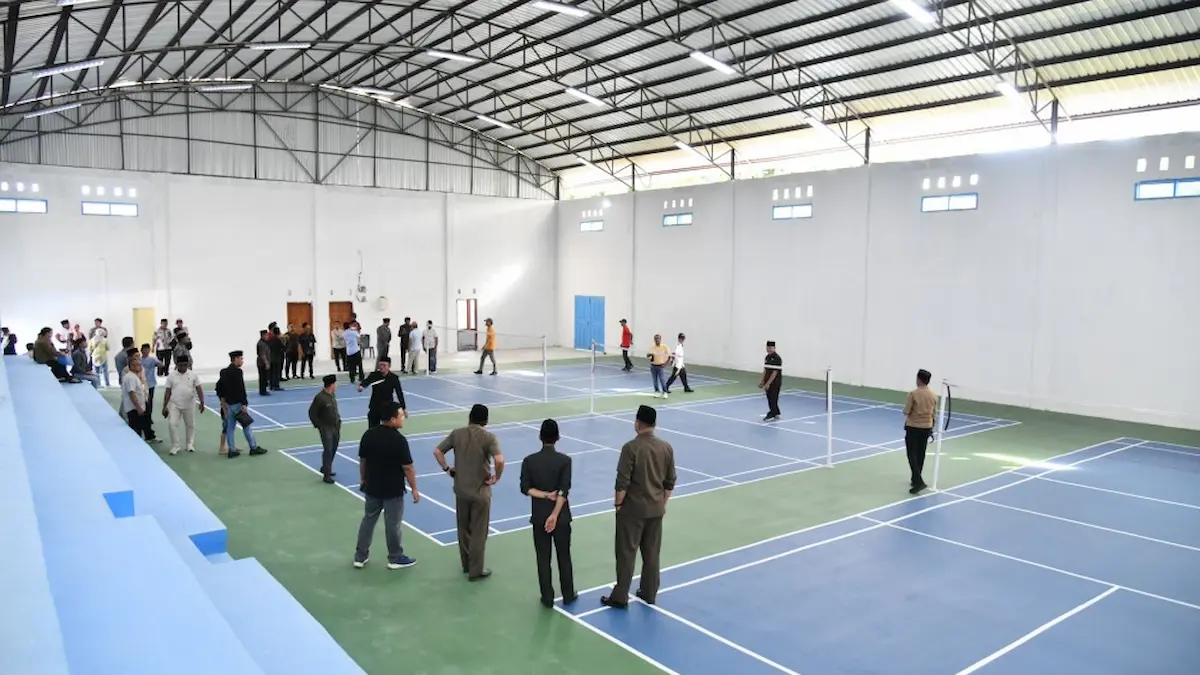 Aktivitas masyarakat di dalam gedung Sport Center Tutuyan Boltim sulutviral.info
