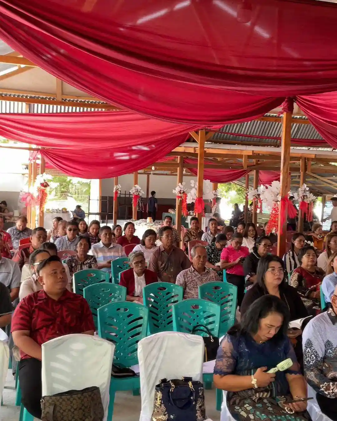 Warga Rukun Ginimbale mengikuti ucapan syukur Tahun Baru 2026 di Pantai Arangaca Talaud sulutviral.info