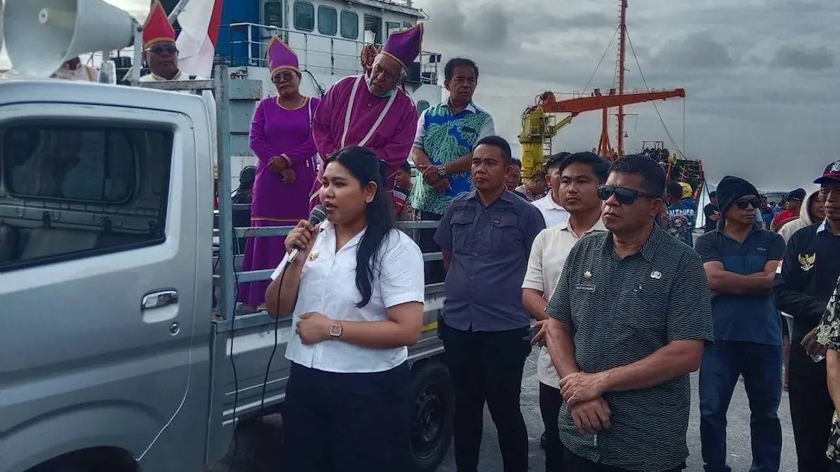 Wakil Bupati Kepulauan Talaud Anisya Bambungan menyampaikan imbauan kepada massa demo di depan Lanal Melonguane sulutviral.info