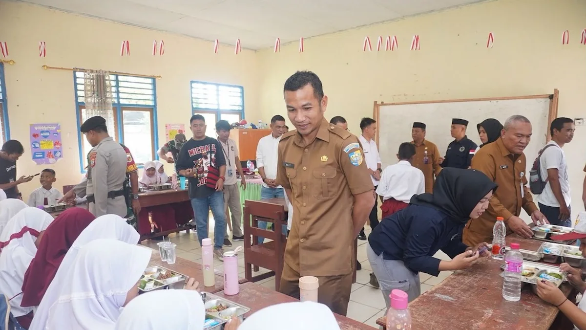 Wakil Bupati Boltara Moh Aditya Pontoh memantau pelaksanaan Program Makan Bergizi Gratis di SDN 4 Sangkub Boltara sulutviral.info