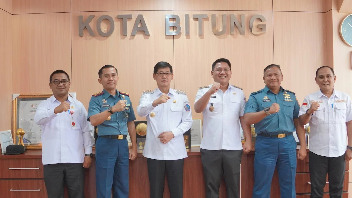 Wali Kota Bitung Hengky Honandar bersama Forkopimda dan Guskamla Koarmada II berfoto bersama di Kantor Wali Kota Bitung sulutviral.info