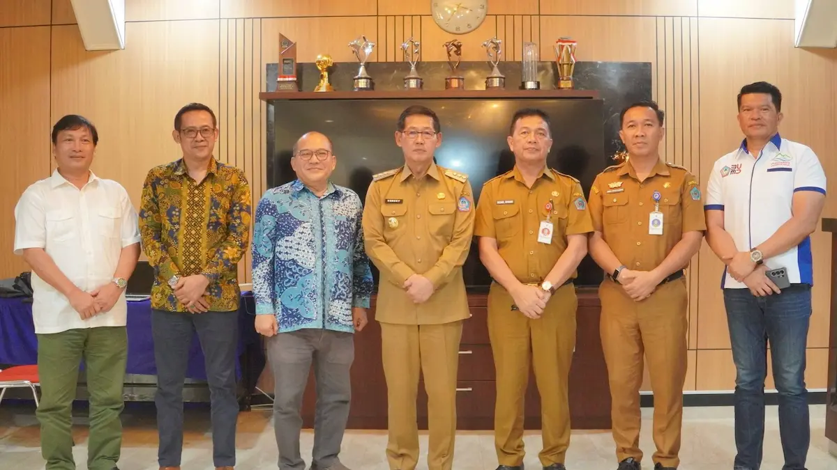 Wali Kota Hengky Honandar foto bersama investor SUEZ usai audiensi kerja sama air bersih Kota Bitung sulutviral.info