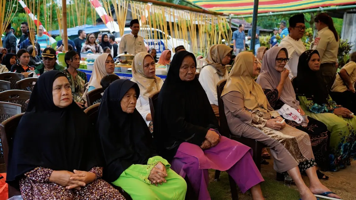 Warga Desa Pomoman mengikuti rangkaian peresmian Masjid Darul Istiqomah Kecamatan Poigar sulutviral.info