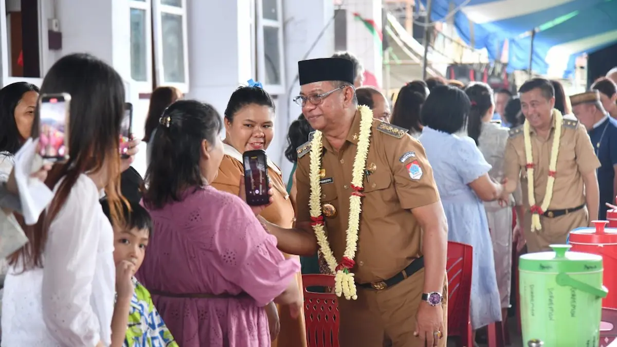 Bupati Oskar Manoppo menyapa jemaat GMIBM Musafir Kotabunan usai peresmian pastori