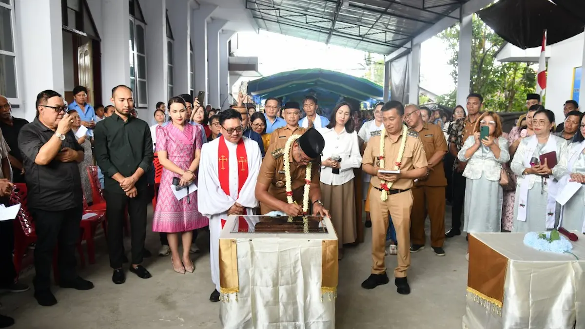 Bupati Oskar Manoppo menandatangani prasasti peresmian Pastori GMIBM Musafir Kotabunan