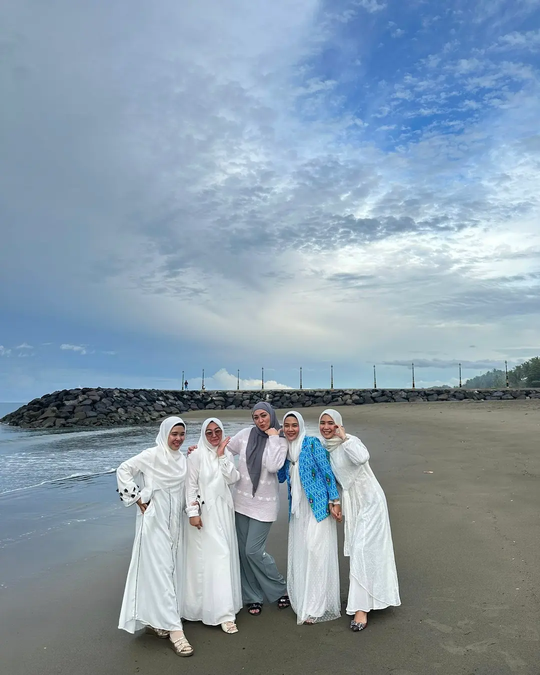 Angelina Sondakh mempromosikan wisata Pantai Batu Pinagut Boltara sulutviral.info