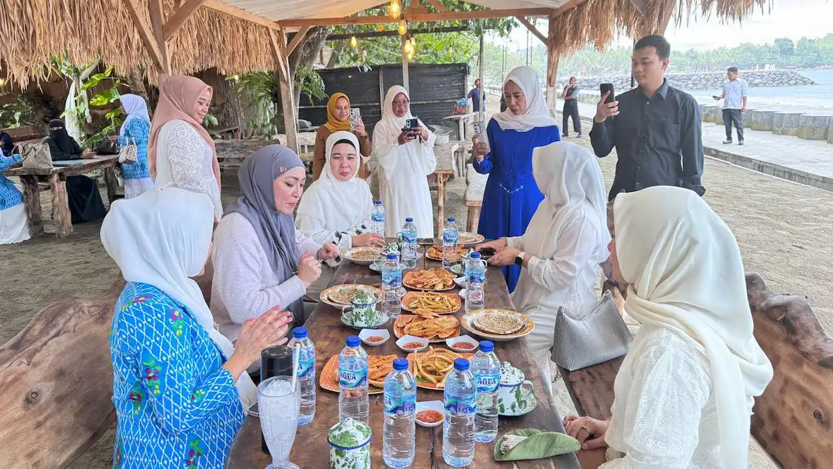 Angelina Sondakh menikmati kuliner laut di Pantai Batu Pinagut Boltara sulutviral.info