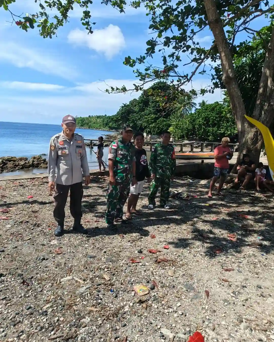 Aparat kepolisian dan TNI bersama warga memantau lokasi pencarian nelayan hilang di pesisir Desa Damau Bowone Kecamatan Damau Talaud sulutviral.info