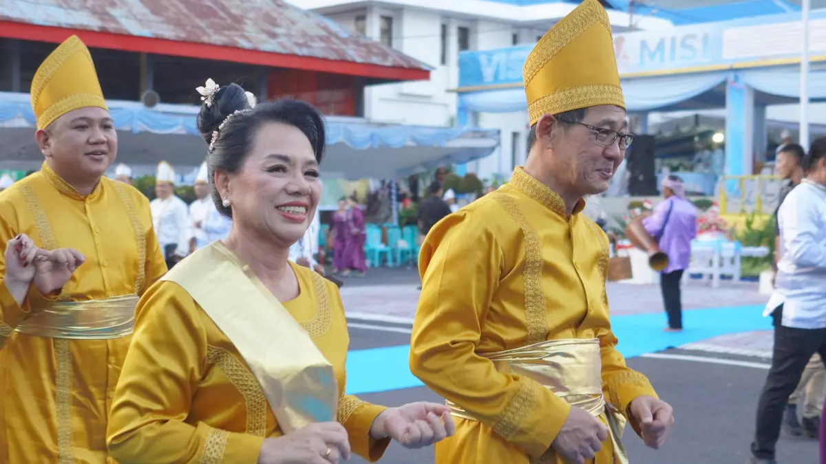 Arak arakan masyarakat dan penari adat dalam Upacara Adat Tulude Kota Bitung 2026 sulutviral.info