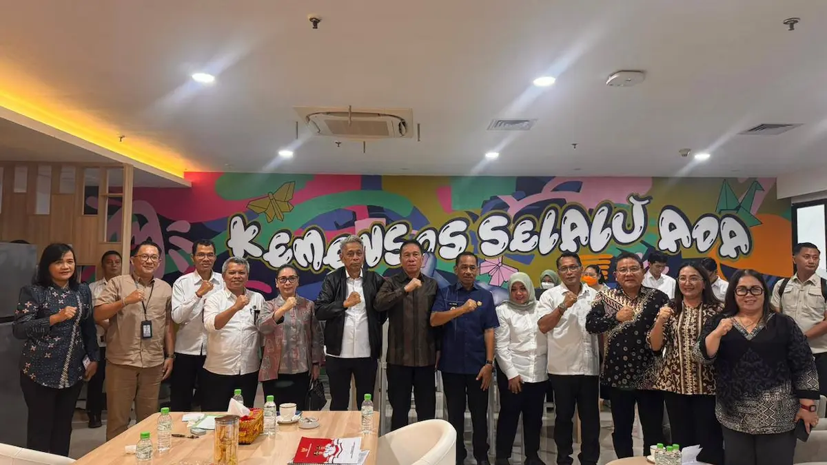 Bupati Minahasa Selatan Franky Donny Wongkar berfoto bersama jajaran Kementerian Sosial RI usai rapat koordinasi program kesejahteraan sosial di Jakarta, sulutviral.info
