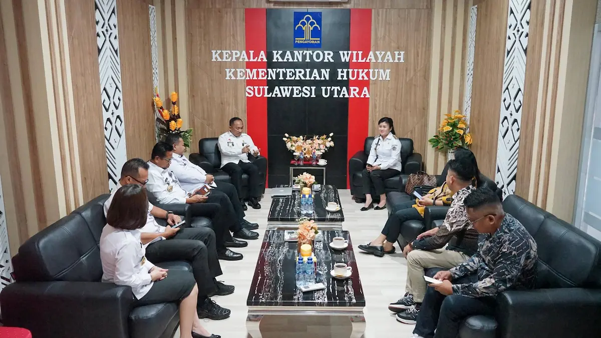 Suasana dialog Bupati Kepulauan Sitaro Chyntia Ingrid Kalangit dengan Kepala Kanwil Kemenkum Sulut Hendrik Pagiling membahas penguatan pelayanan hukum bagi masyarakat Sitaro sulutviral.info