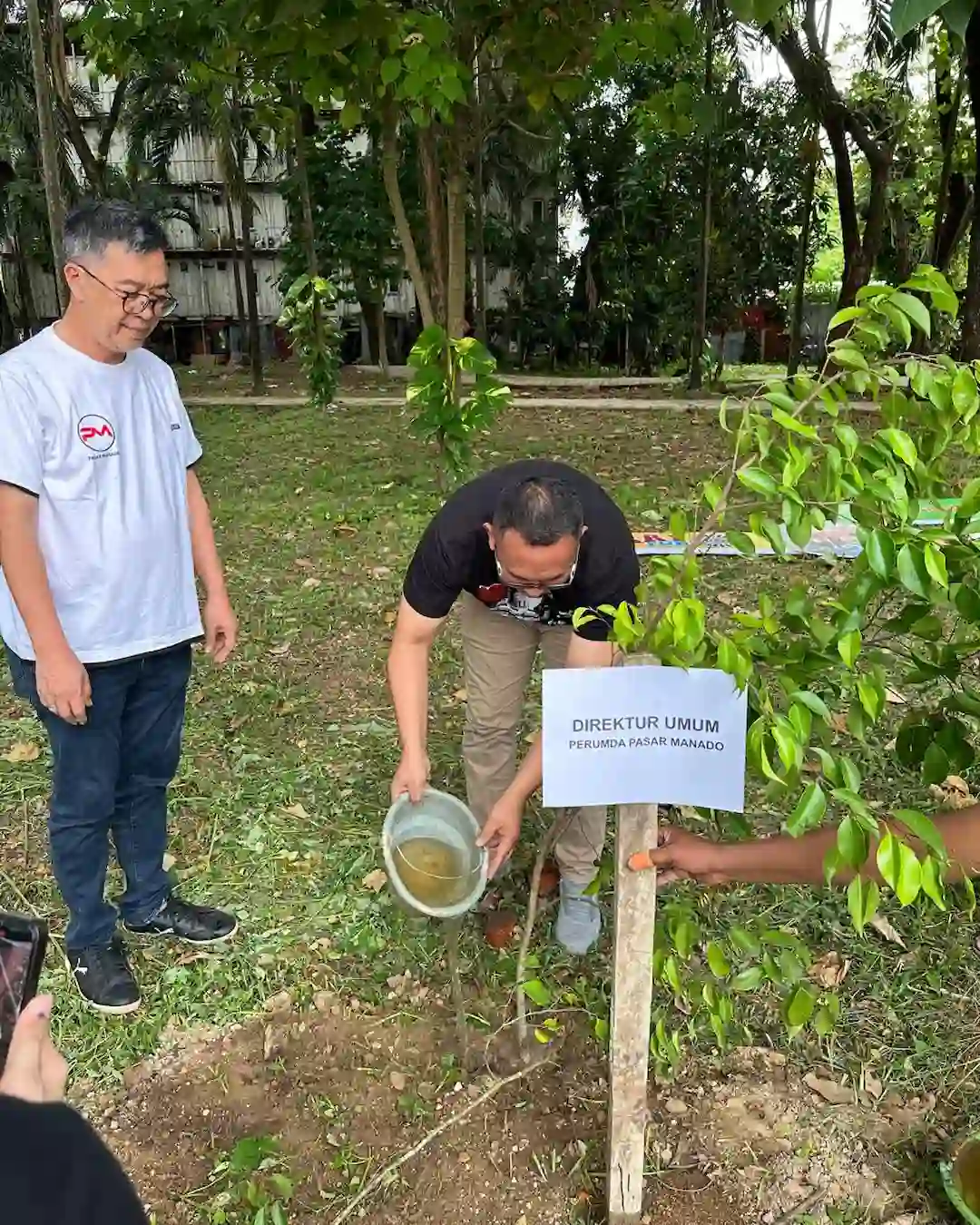 Direktur Umum Perumda Pasar Manado menyiram pohon beringin di Urban Forest Manado sulutviral.info
