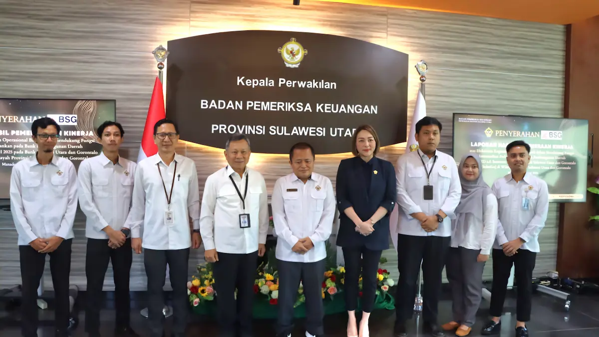 Wakil Ketua DPRD Sulawesi Utara bersama jajaran BPK RI Perwakilan Sulut dan Bank SulutGo usai penyerahan LHP sulutviral.info