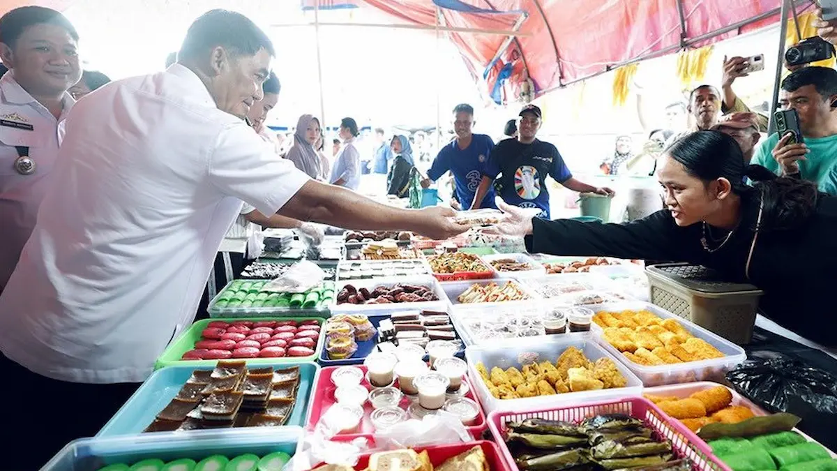 Gubernur Yulius berdialog dengan pedagang GPM Bitung sulutviral.info