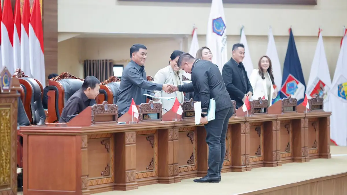Gubernur Sulut berjabat tangan dengan anggota DPRD