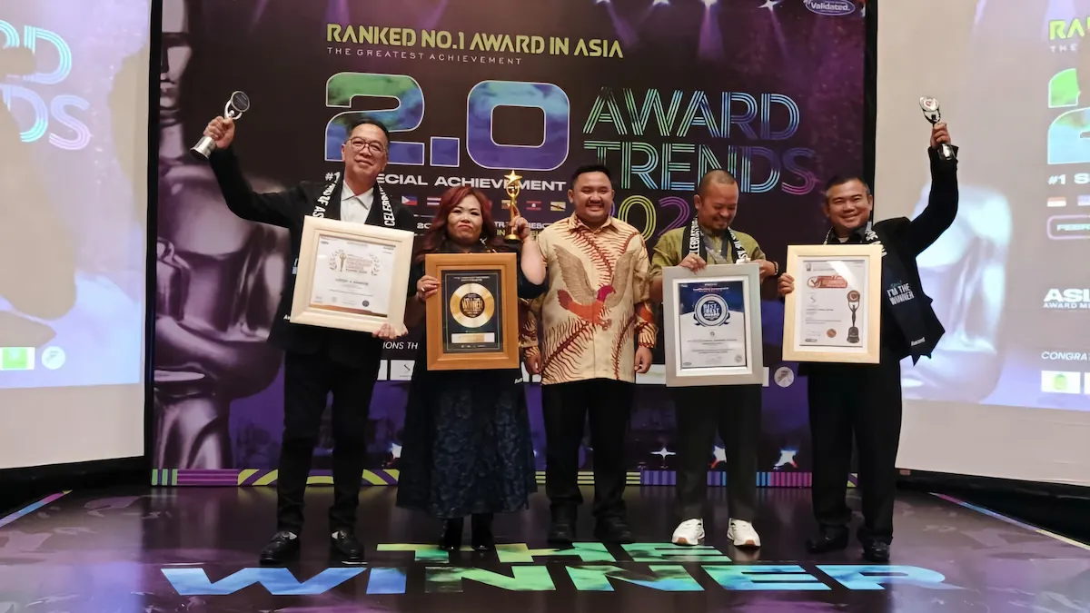 Lucky A Senduk bersama penerima Indonesia Visionary Leader Awards 2026 sulutviral.info