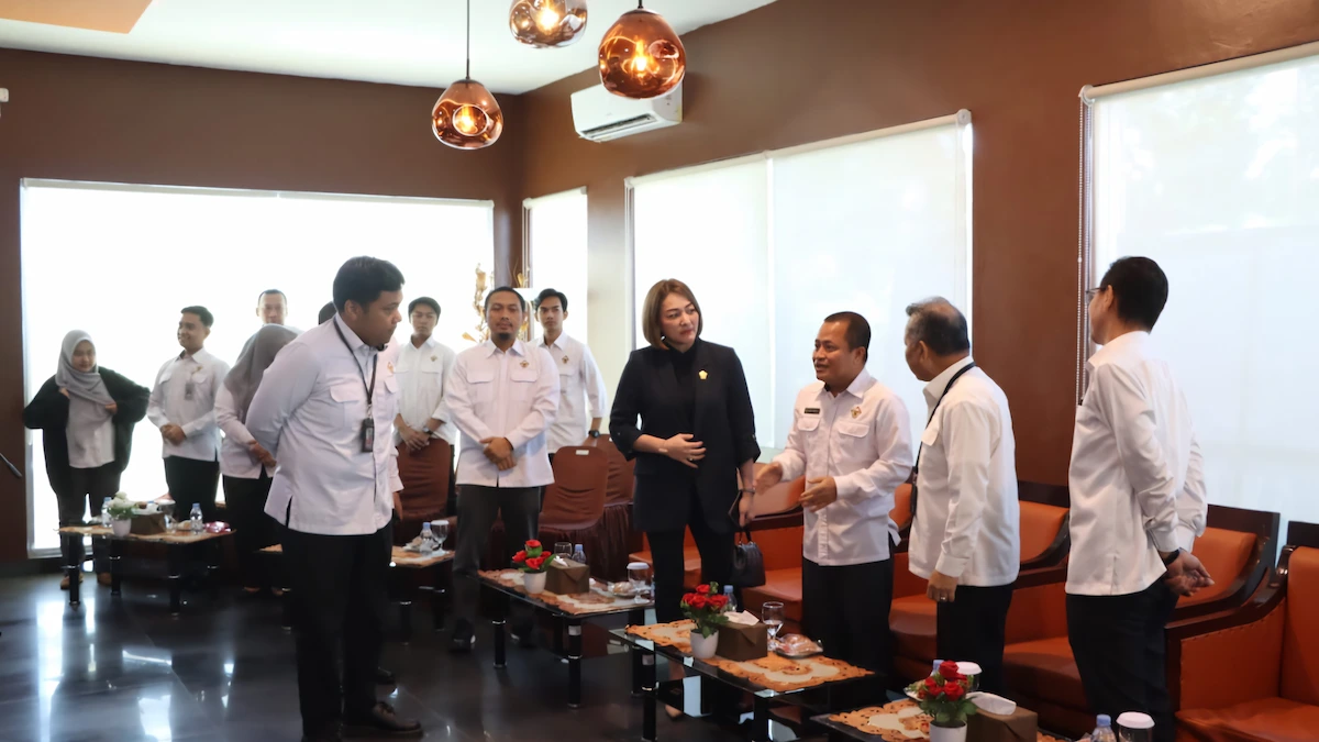 Wakil Ketua DPRD Sulawesi Utara Michaela Elsiana Paruntu berdialog dengan jajaran Bank SulutGo dalam kegiatan LHP BPK sulutviral.info