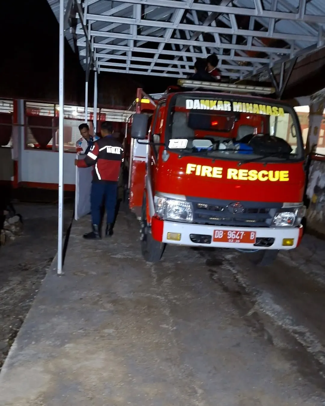 Mobil damkar Fire Rescue Kabupaten Minahasa saat masuk dan standby di Pos Damkar Langowan Kabupaten Minahasa sulutviral.info