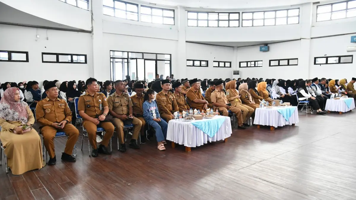 Pejabat Pemkab Boltim mengikuti penarikan mahasiswa KKN UMM di aula sulutviral.info