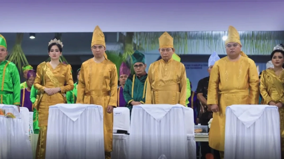 Pejabat daerah dan undangan mengenakan busana adat saat Upacara Adat Tulude HUT ke-601 Kepulauan Sangihe sulutviral.info